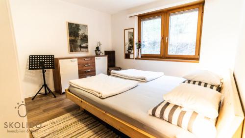 1 dormitorio con 2 camas y ventana en Wohnung Gomerblick, Blitzingen, en Blitzingen