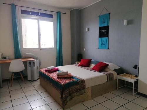 Postel nebo postele na pokoji v ubytování Jolie chambre climatisée avec balcon chez l'habitant