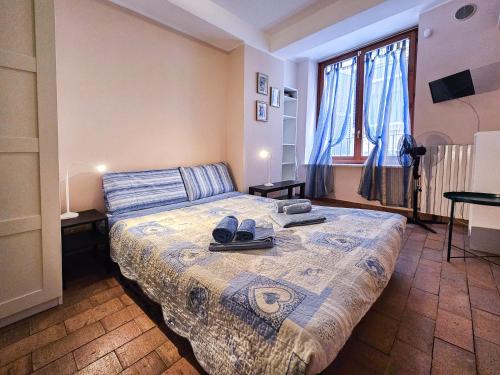 a bedroom with a bed with a pair of shoes on it at Vado al teatro monolocale in centro per 2 in Ancona
