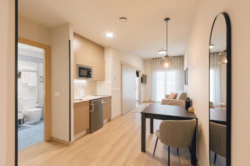 cocina y sala de estar con mesa y sillas en Palau Apartments Valencia en Valencia