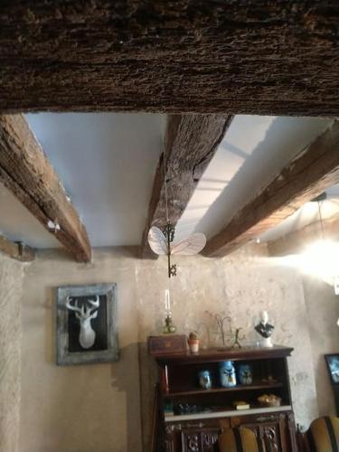 a room with a ceiling with wooden beams at Le Petit Gite des sorciers, Chitray, Indre in Chitray