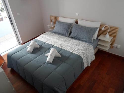 a bedroom with a blue bed with towels on it at Apartamento Central - La Amistad in Athens