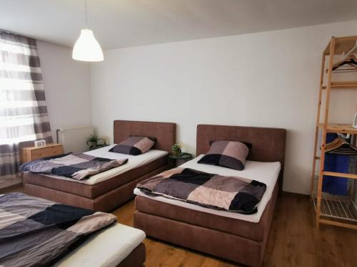 1 dormitorio con 2 camas y escalera en Big Appartment near trade fair!, en Colonia