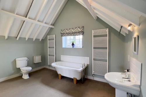 a bathroom with a tub and a toilet and a sink at Lodge Farm in Freston