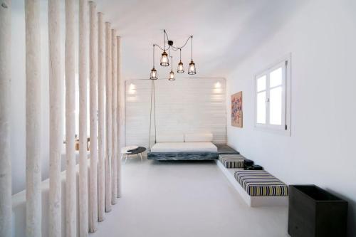 Habitación blanca con cama y ventana en Luxury Mykonos Villa - 4 Bedrooms - Sea View & Private Pool - Elia, en Playa de Elia