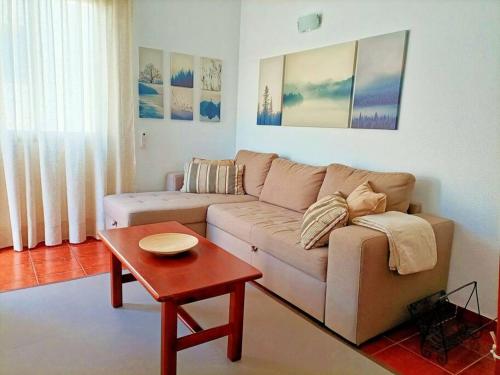 uma sala de estar com um sofá e uma mesa em Casa Perla - Cerca de la playa em Playa de Santiago