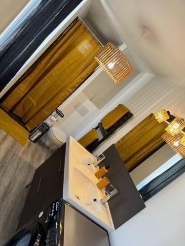 - une vue sur la salle de bains pourvue d'un lavabo et d'un miroir dans l'établissement Appartement cosy et lumineux dans village medieval, à Boulieu-lès-Annonay