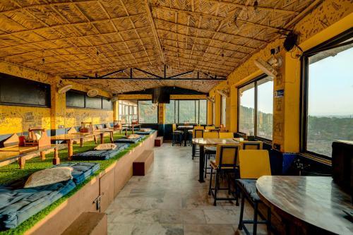 A restaurant or other place to eat at Shalom Backpackers Rishikesh