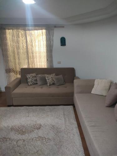 a living room with a couch and a rug at Tiba soliman plage in Nabeul