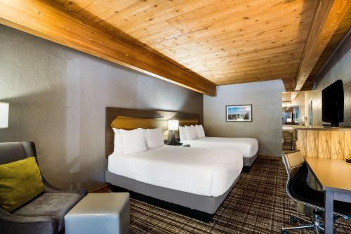 TV a/nebo společenská místnost v ubytování Best Western Antlers at Glenwood Springs
