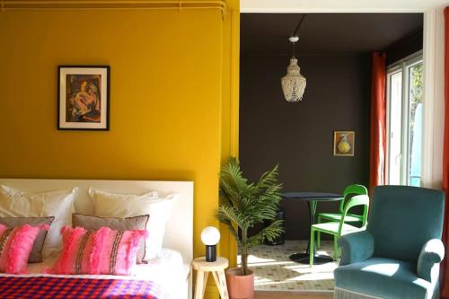 une chambre avec un lit, une chaise et une table dans l'établissement Saint-Michel, au Havre