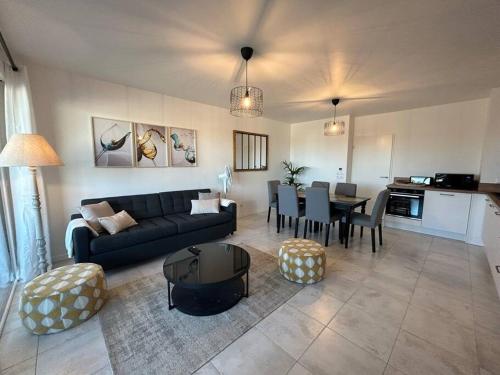 un salon avec un canapé et une table dans l'établissement Magnifique appartement T4, à Bordeaux