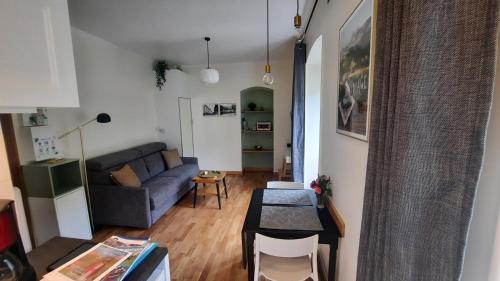 un salon avec un canapé et une table dans l'établissement Studio de charme au cœur d'Uriage les bains, à Vaulnaveys-le-Haut