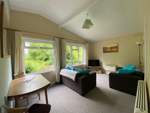 un soggiorno con divano e finestra di Baillie Chalet on Reelig Estate Near Inverness a Kirkhill