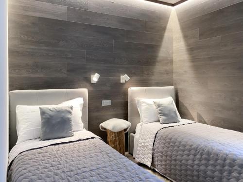 dwa łóżka siedzące obok siebie w sypialni w obiekcie Angel's Home 2 w mieście Ponte di Legno