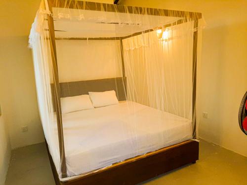 Cama o camas de una habitación en The Beau Beach Weligama