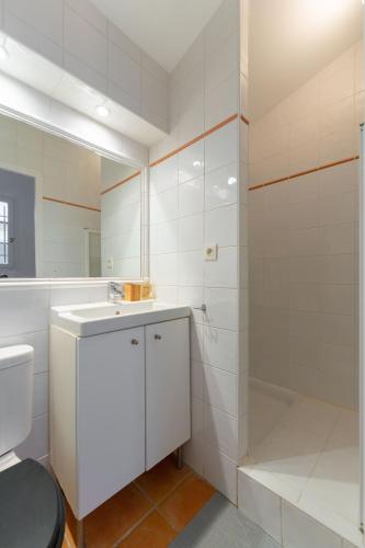 une salle de bain avec toilettes, lavabo et douche dans l'établissement Appart Spacieux au Coeur du Panier, à Marseille