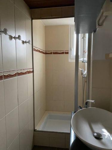 uma casa de banho com um lavatório e uma banheira em Appartement Cosy T3 - 2 chambres em Le Creusot