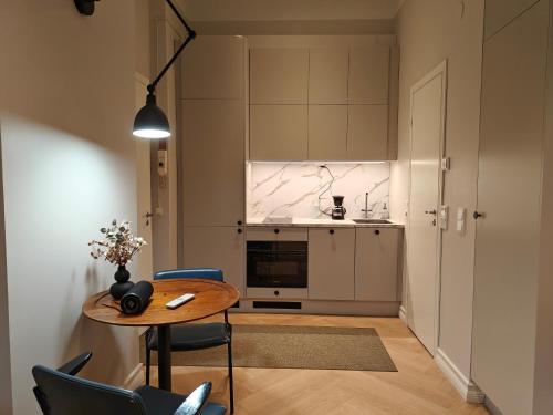 um quarto com uma mesa e cadeiras e uma cozinha em Design studio in Kamppi em Helsínquia