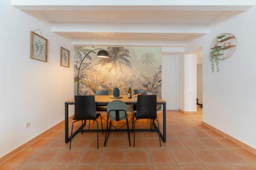 une salle à manger avec une table et des chaises dans l'établissement Appart Spacieux au Coeur du Panier, à Marseille
