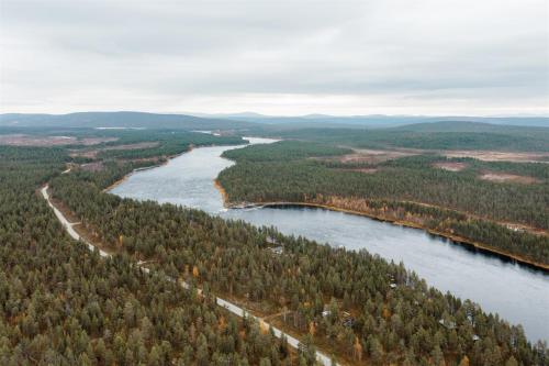 an aerial view of a river and forests at Ainutlaatuinen metsämajoitus in Enontekiö