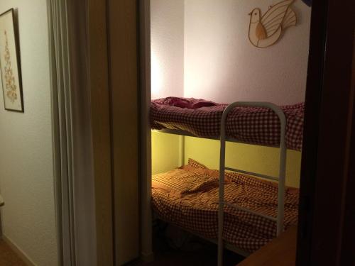 mały pokój z 2 łóżkami piętrowymi w obiekcie Studio 4 personnes Ax3domaines 20 w mieście Ax-les-Thermes