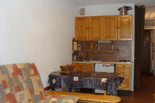 - une cuisine avec un canapé et une table dans une chambre dans l'établissement Studio Cabine Ax Les 3 Domaines, à Ax-les-Thermes