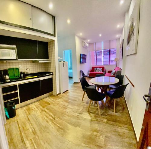 a kitchen and dining room with a table and chairs at Apartamento Xavier da Silveira 40 in Rio de Janeiro