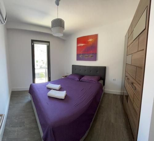 Ένα ή περισσότερα κρεβάτια σε δωμάτιο στο Villa Aylinda with private heated Pool