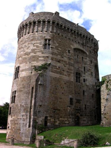 a large brick building with a tower on top at Chambres d'hôtes Logis Du Jerzual in Dinan