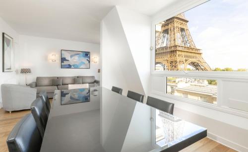 ein Wohnzimmer mit Blick auf den Eiffelturm in der Unterkunft Résidence Charles Floquet in Paris