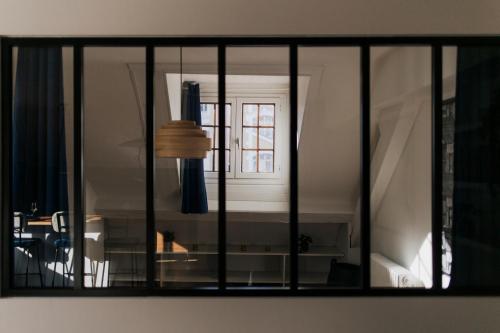 een raam met uitzicht op een woonkamer bij Loge du Pré Carré - hypercentre in Annecy
