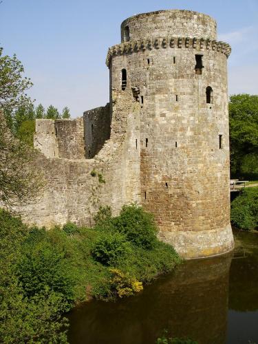 an old castle sitting on the side of a river at Chambres d'hôtes Logis Du Jerzual in Dinan