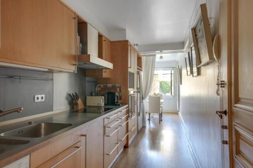 Photo de la galerie de l'établissement Exclusive 106 m2 with terrace avenue Raphaël, à Paris