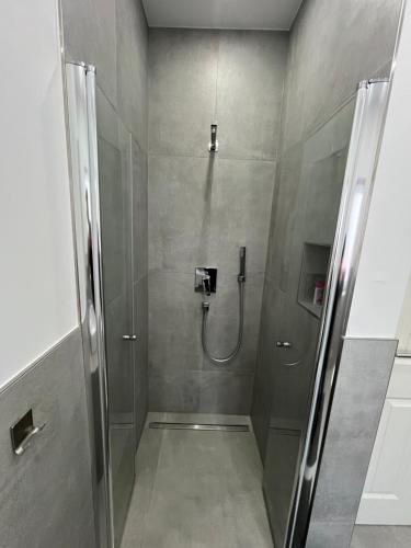 La salle de bains est pourvue d'une douche avec une porte en verre. dans l'établissement your Home near Köln high-end residence 75qm, 15min von Köln Hbf, 20min von Köln Messe, à Pulheim