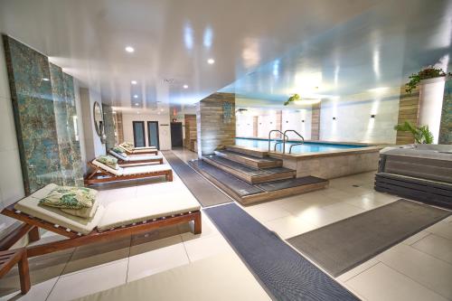 baño grande con piscina y bañera en Luxury suite in La Carolina, en Quito