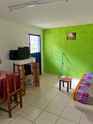 una sala de estar con una pared verde en Dawy, en Areguá