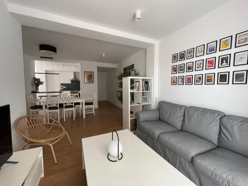 uma sala de estar com um sofá e uma mesa em Apartamento Colina B 19. em Córdoba