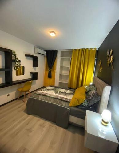 1 dormitorio con 1 cama y 1 sofá en Quiet Place en Cayenne