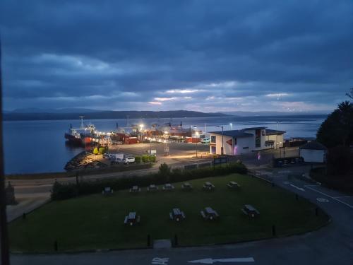 uma vista para um porto à noite em Royal Marine Hotel Dunoon em Kirn
