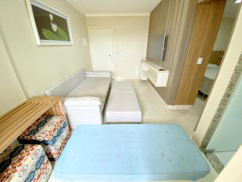 a small room with a couch and a tv at PIAZZA DIROMA - ACQUA PARK, SPLASH e SLIDE in Caldas Novas