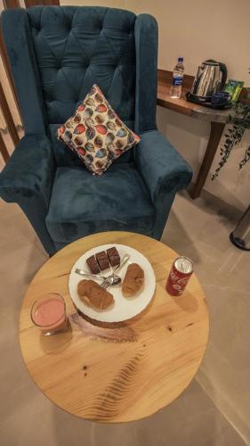 ein Couchtisch mit einem Teller Essen auf einem Stuhl in der Unterkunft Radhe Suites in Hyderabad