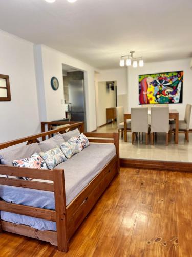 1 dormitorio con 1 cama y comedor en Apart Colon en Rufino