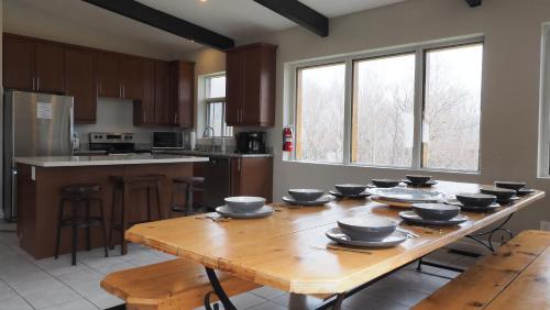 eine Küche mit einem Holztisch mit Schüsseln darauf in der Unterkunft Gateside Chalets 6 Bedroom Hot Tub Near Village in Blue Mountains