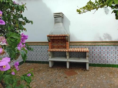 eine Bank in der Ecke eines Zimmers in der Unterkunft Casa del Marqués in Fregenal de la Sierra