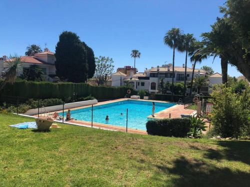 Apartamento Torremolinos 5 Personas + PARKING + PISCINA todo el año