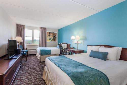 una camera d'albergo con due letti e una televisione di Days Inn Hershey a Hershey