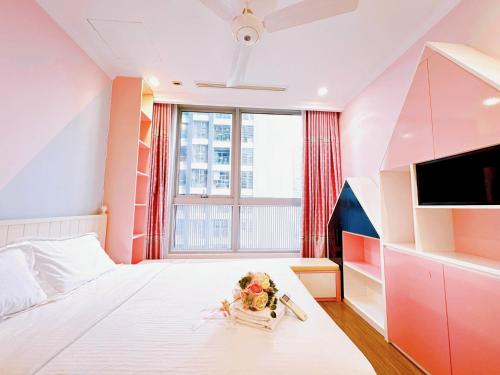 um quarto com uma cama e uma grande janela em Luxury Vinhomes Central Park (Cozy Apartment) em Ho Chi Minh
