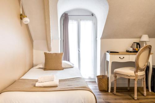 Katil atau katil-katil dalam bilik di Demeures & Châteaux - Hôtel de la porte Saint-Malo - DINAN
