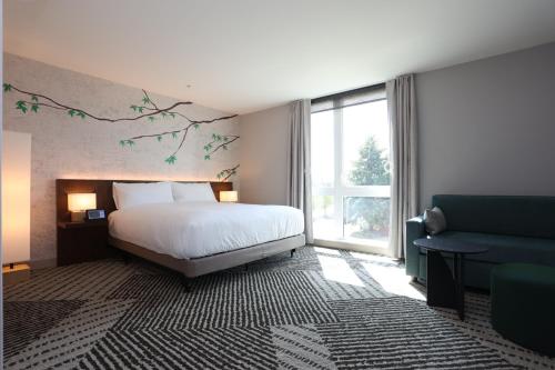 Katil atau katil-katil dalam bilik di Cedartree Hotel Portland Hillsboro